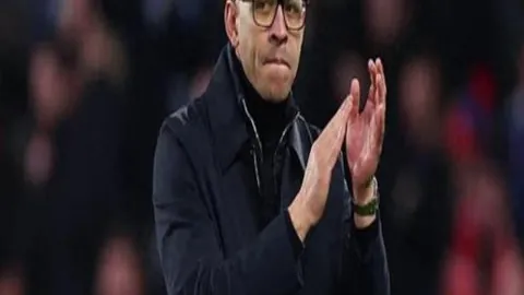 爱德华兹不幸受伤！面颊被杜兰特肘撞，痛苦退场回更衣室